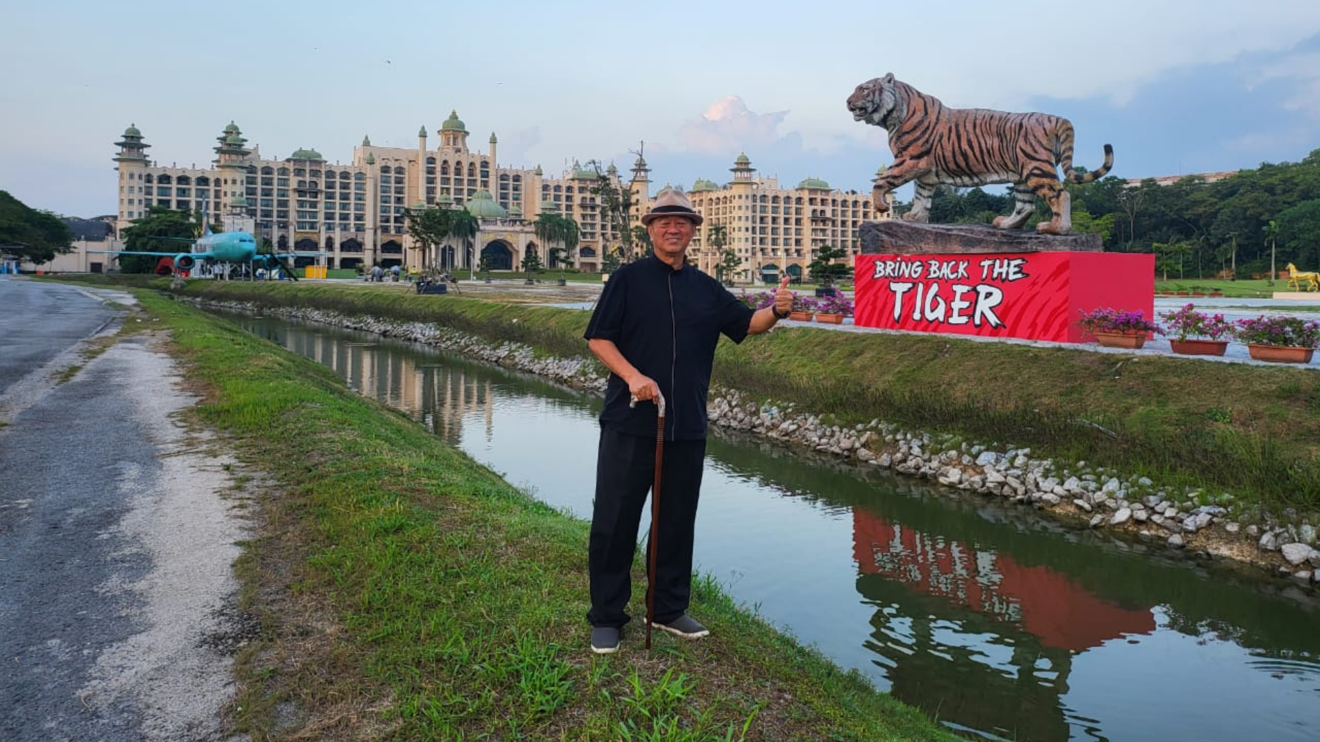 The Tiger who came to Chengdu: Louis Vuitton weaves giant tiger